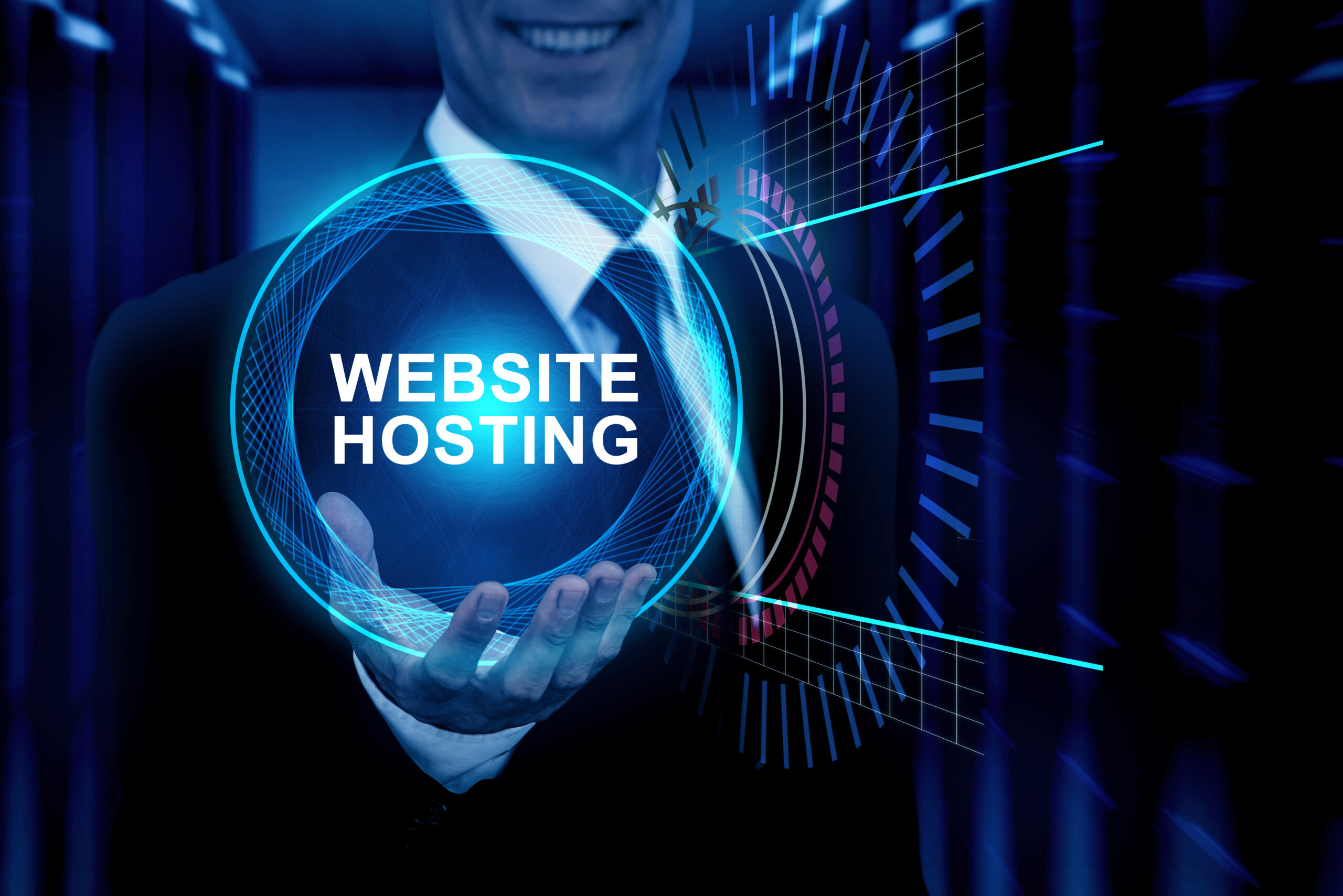 alojamiento-de-sitios-web-con-hombre-sonriente-en-traje Servicio de hosting